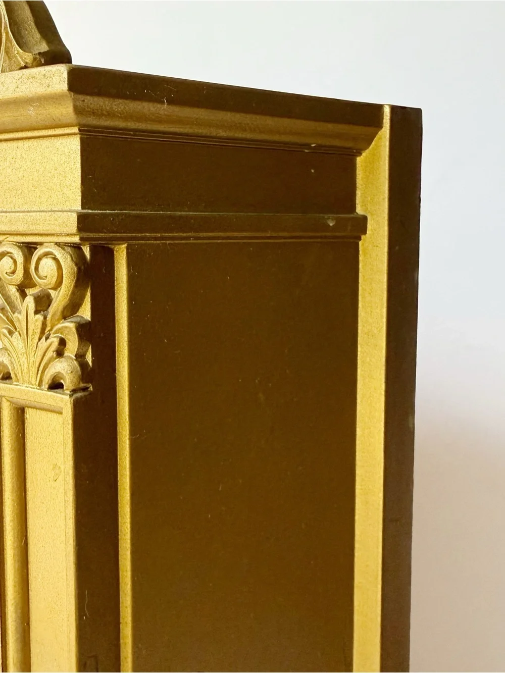 Vintage Syroco Hollywood Regency Ornate Gold Curio Wall Display Shelf